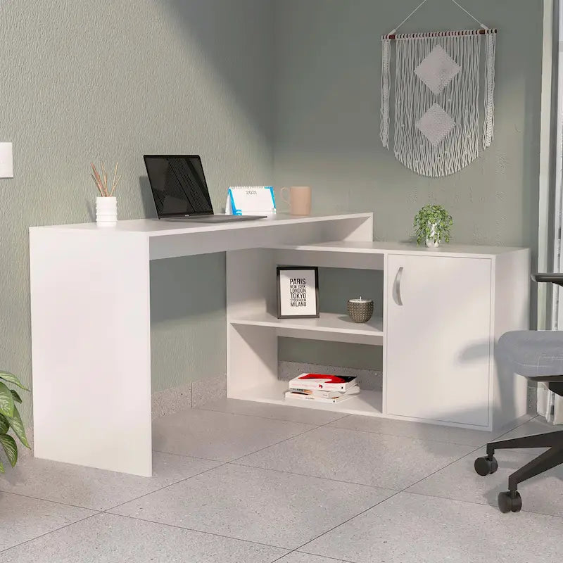 Bureau d'angle avec deux étagères et un placard à une porte