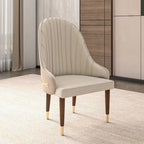 Chaise de salle à manger en cuir avec dossier ondulé et accents dorés Collection Elara
