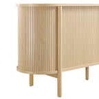 Buffet cannelé avec portes coulissantes et étagères ouvertes
