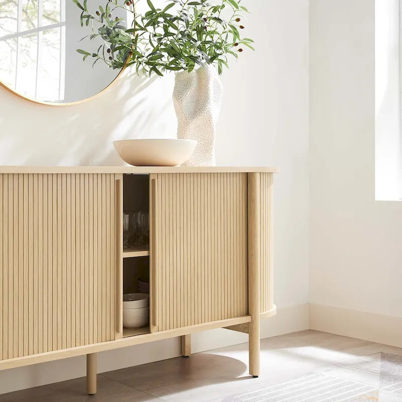 Buffet cannelé avec portes coulissantes et étagères ouvertes